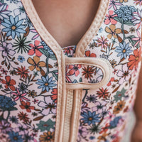 Het Salted Stories sparkly fleurs zwemvest biedt extra veiligheid bij het zwemmen. Het zwemvest heeft een print van gekleurde bloemen. De stevige rits en verstelbare band zorgen voor een goede pasvorm. VanZus