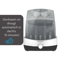 Geen gedoe meer met uitkoken of wachten op de sterilisator met de super fast sterilisator en droger van Baby Brezza. Binnen 10 minuten steriliseert en droogt dit fijne apparaat flessen, spenen, accessoires en kolfonderdelen.  Het apparaat maakt gebruikt van natuurlijke stoom, waarmee je 99,9% van de bacteriën doodt. VanZus