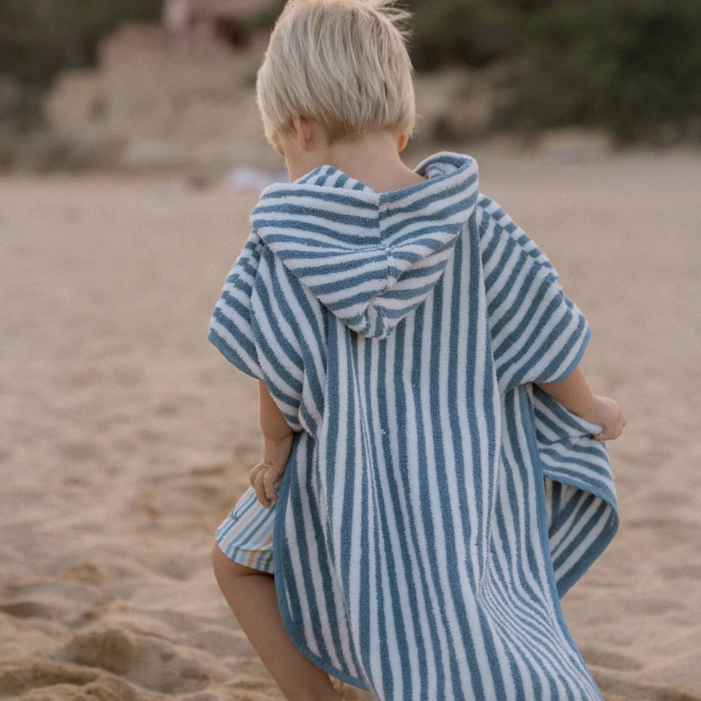 Lekker opdrogen en opwarmen doet je kleintje met deze badponcho in de variant ocean sea life ocean blue van het merk Little Dutch. Deze schattige badponcho is heerlijk zacht en ziet er ook nog eens heel schattig uit! VanZus