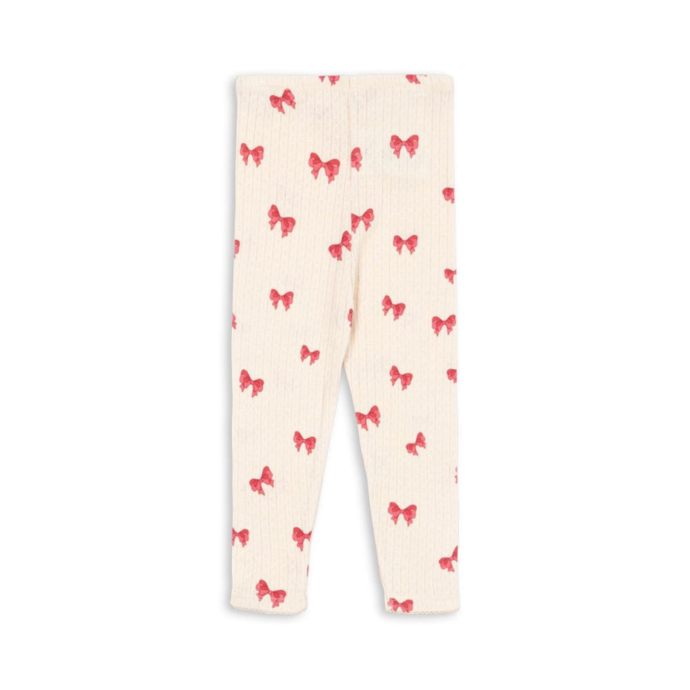 De Konges Slojd minnie broek rosia bow is een schattige en comfortabele broek voor je kleintje. Gemaakt van 100% biologisch katoen, is deze roze broek perfect voor de tere babyhuid. Met een print van roze strikjes en een schattig pointelle design, is deze broek een echte eyecatcher! VanZus
