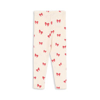 De Konges Slojd minnie broek rosia bow is een schattige en comfortabele broek voor je kleintje. Gemaakt van 100% biologisch katoen, is deze roze broek perfect voor de tere babyhuid. Met een print van roze strikjes en een schattig pointelle design, is deze broek een echte eyecatcher! VanZus