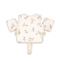 Het hollis zwemvest met bandjes in de variant rock my boat van het Deense merk Konges Slojd is een prachtig en veilig zwemvest voor kinderen van 1 tot 6 jaar. Dit zwemvestje in een mooie zandkleur en een leuke nautische print biedt optimale ondersteuning en comfort tijdens het zwemmen. VanZus
