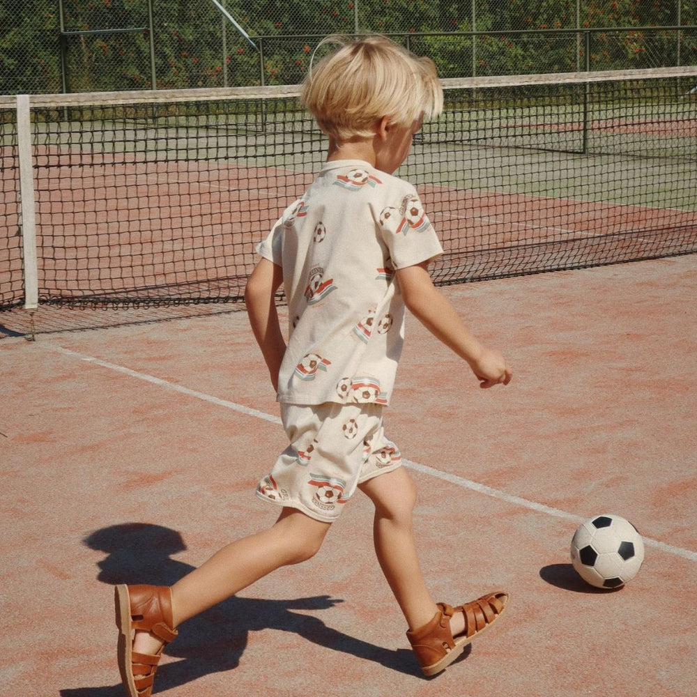 Het basic setje in de variant kick it van het Deense merk Konges Slojd is een schattige en comfortabele outfit voor jouw kleintje. Dit setje in een neutrale witte kleur is perfect voor zowel speelse dagen als rustige nachten. VanZus