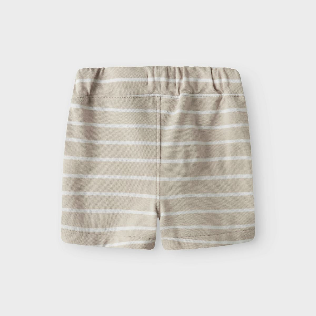 Als je op zoek bent naar een lekkere, zomerse short voor jouw kleintje, zoek dan niet verder! Met deze volo regular short in de kleur peyote white van het merk Name It vang je twee vliegen in één klap! VanZus