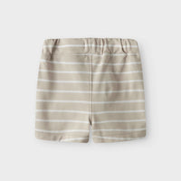 Als je op zoek bent naar een lekkere, zomerse short voor jouw kleintje, zoek dan niet verder! Met deze volo regular short in de kleur peyote white van het merk Name It vang je twee vliegen in één klap! VanZus