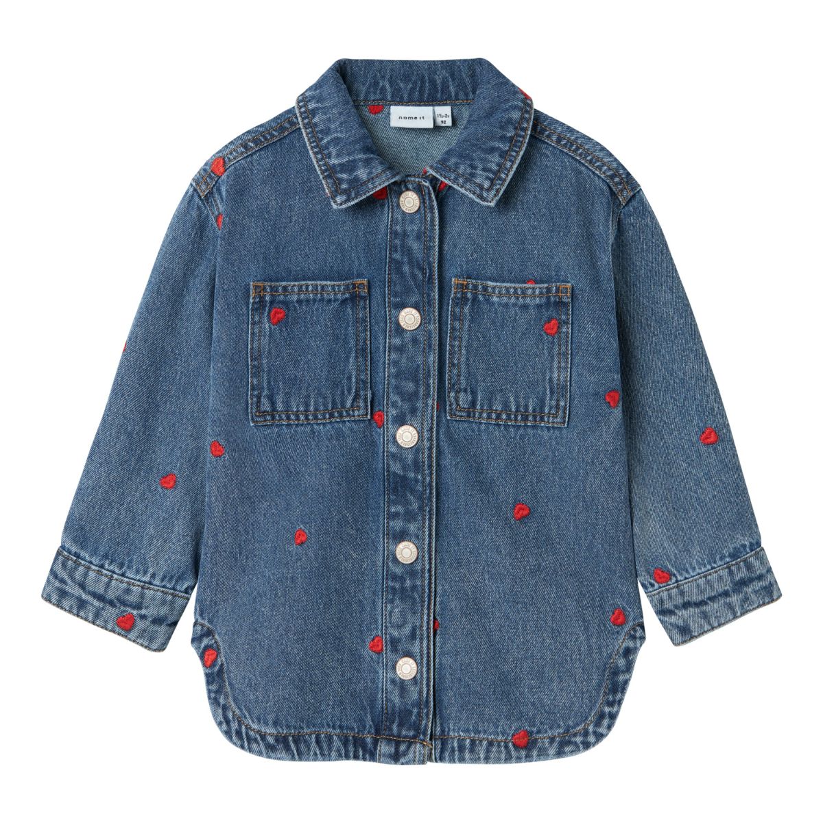 Creëer de liefste outfits met dit nina denim jasje in de kleur medium blue denim heart van het merk Name It. Dit schattige jasje is ideaal als basis item of om de outfits van je kindje net wat warmer te maken als het fris is buiten. VanZus