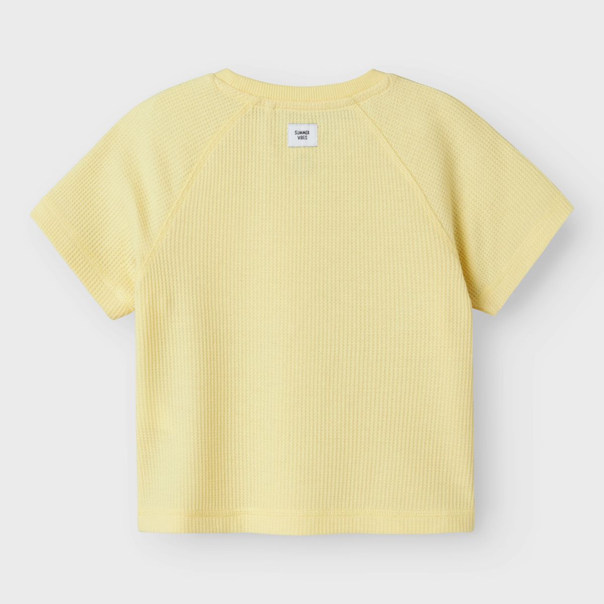 Dit lieve shirt is de ideale basis voor comfortabele en schattige outfits. Het jago shirt in de kleur lemon meringue van het merk Name It is gemaakt van 100% organisch katoen en voelt dan ook lekker zacht aan. VanZus