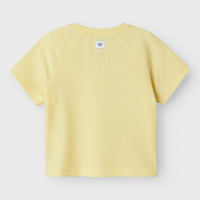 Dit lieve shirt is de ideale basis voor comfortabele en schattige outfits. Het jago shirt in de kleur lemon meringue van het merk Name It is gemaakt van 100% organisch katoen en voelt dan ook lekker zacht aan. VanZus