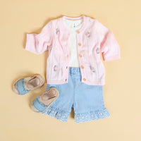 Je kleintje is helemaal klaar voor de zomer met dit baby rose denim short in de kleur light blue denim van het merk Name It. Deze short is gemaakt van een soepele stof en biedt je kindje dan ook genoeg bewegingsvrijheid. VanZus