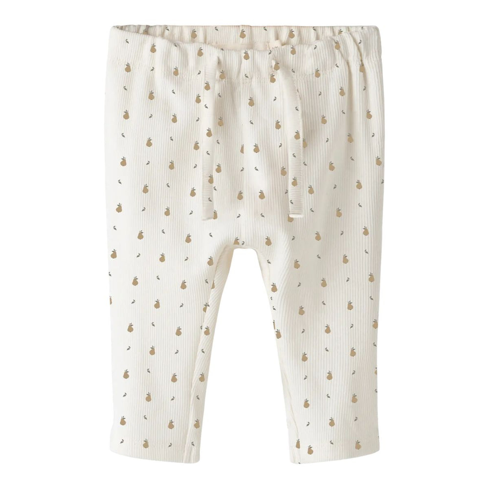 Het Lil' Atelier lago mio slim broekje in de kleur coconut milk pear biedt een combinatie van comfort en duurzaamheid. De broek is gemaakt van zacht biologisch katoen en elastaan, hierdoor heeft het rompertje ook een beetje stretch en heeft jouw kleintje dus veel bewegingsvrijheid! VanZus