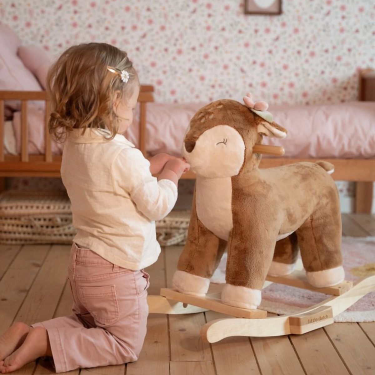 Beleef magische momenten met het Little Dutch hobbeldier hert fairy garden. Veilig en knuffelbaar speelplezier voor kinderen van 1-4 jaar. VanZus