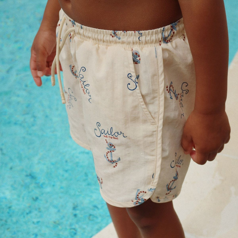 De Konges Slojd asnou zwembroek in rock my boat is de perfecte keuze voor een zomerse dag vol waterplezier. Deze beige zwemshort is gemaakt van een zachte en soepele stof, waardoor je kleintje vrij kan bewegen. VanZus