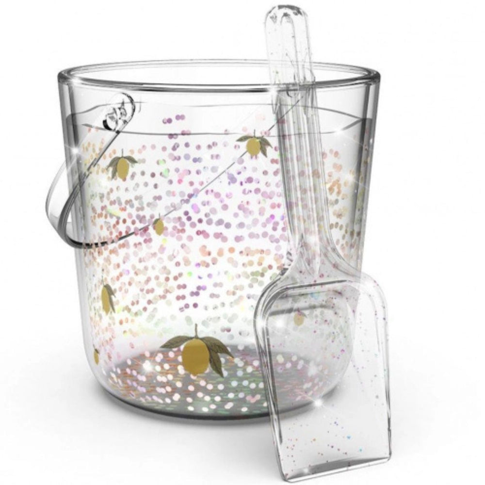 Het emmertje en schepje glitter in de variant lemon van het Deense merk Konges Slojd is perfect voor urenlang speelplezier op het strand, in de speeltuin of in de tuin. Dit vrolijke zandspeelgoed in een schitterende witte kleur met leuke citroenenprint is ideaal voor kinderen van 1 tot 8 jaar. VanZus