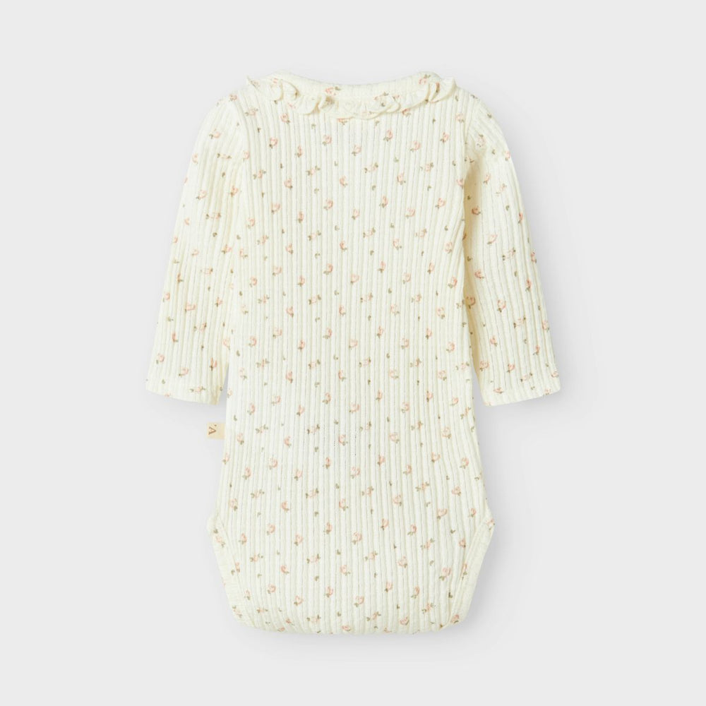Wat een lief rompertje! Het Lil' Atelier baby hulla hua slim rompertje met lange mouwen in coconut milk is perfect voor het samenstellen van een stijlvolle en comfortabele outfit voor jouw kleintje. VanZus