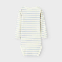 Wat een lief rompertje! Het Lil' Atelier geo anm lange mouwen rompertje in zen blue is perfect voor het samenstellen van een stijlvolle en comfortabele outfit voor jouw kleintje. VanZus