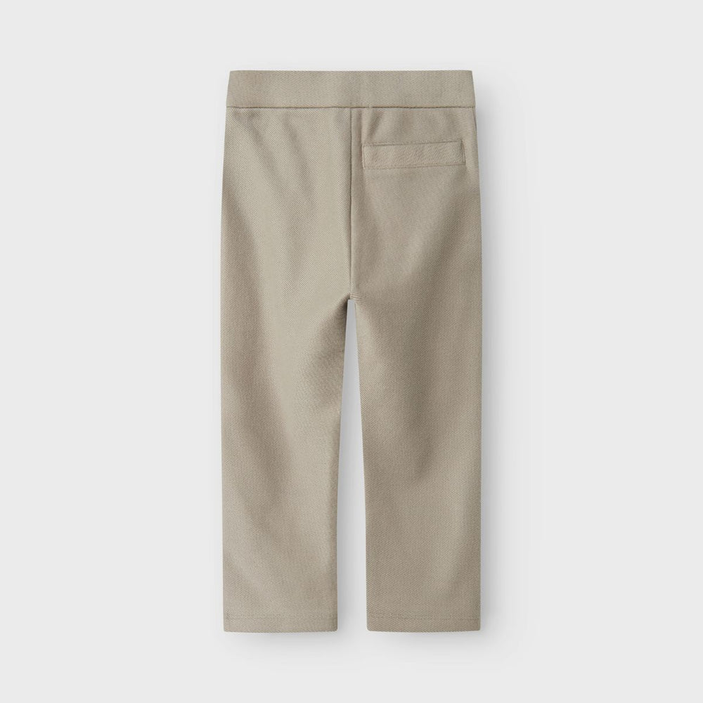 Deze schattige kaleo broek in de kleur mourning dove van het merk Lil' Atelier is een must-have voor elke kindergarderobe tijdens de warmere maanden. VanZus