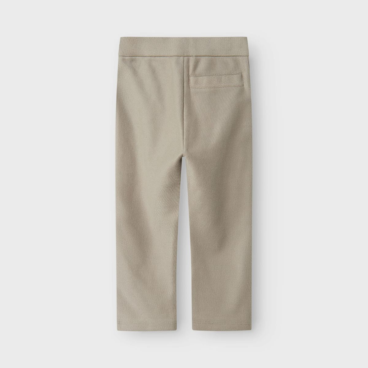 Deze schattige kaleo broek in de kleur mourning dove van het merk Lil' Atelier is een must-have voor elke kindergarderobe tijdens de warmere maanden. VanZus