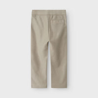 Deze schattige kaleo broek in de kleur mourning dove van het merk Lil' Atelier is een must-have voor elke kindergarderobe tijdens de warmere maanden. VanZus