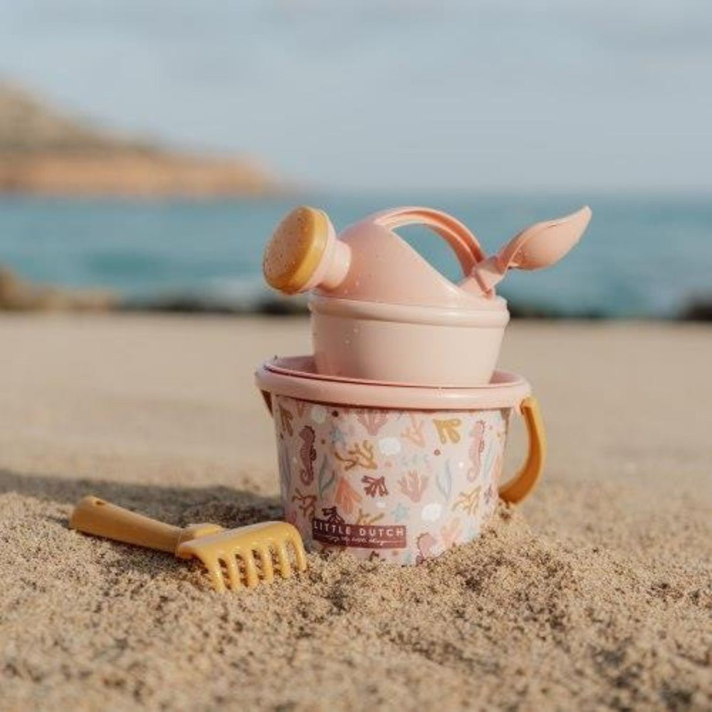Staat er een dagje strand op de planning? Dan is deze Little Dutch ocean dreams strandset 5-delig in roze onmisbaar! Deze strandset biedt je kindje uren speelplezier op het strand!  VanZus