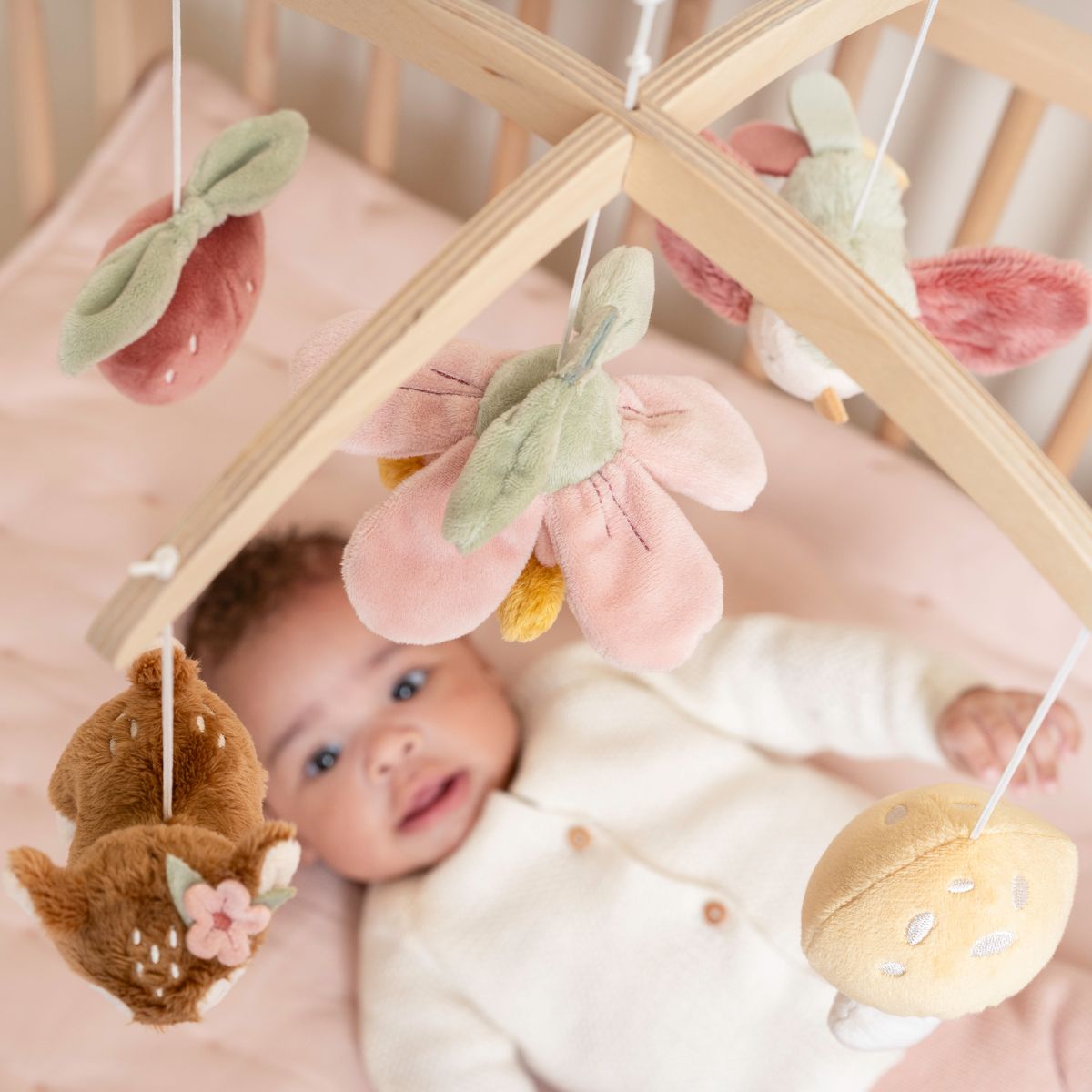 De houten muziekmobiel uit de fairy garden-collectie van Little Dutch voegt magie en rust toe aan de kinderkamer. Met schattige elementen en een rustgevend deuntje is het perfect voor een kalme slaapomgeving. VanZus