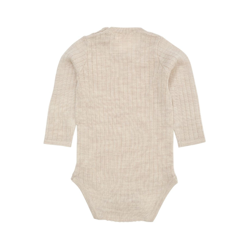 Het Copenhagen Colors merino rib rompertje pale cream melange voelt zacht aan en houdt goed warmte vast. Gemaakt van 100% Merinowol, dus ideaal voor de winter. VanZus