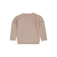 De Copenhagen Colors cashmere bow deco trui sand/bubblegum is een warme trui met een speels accent. De zachte beige kleur vormt een rustige basis, terwijl de roze strik op de borst de trui opvallend maakt. VanZus
