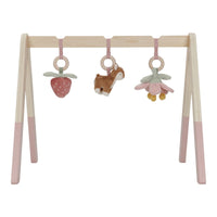 De Little Dutch babygym uit de fairy garden-collectie is kleurrijk en prikkelt de nieuwsgierigheid van je baby met schattige elfjes, rammelaars en knispergeluiden. Perfect als kraamcadeau! VanZus