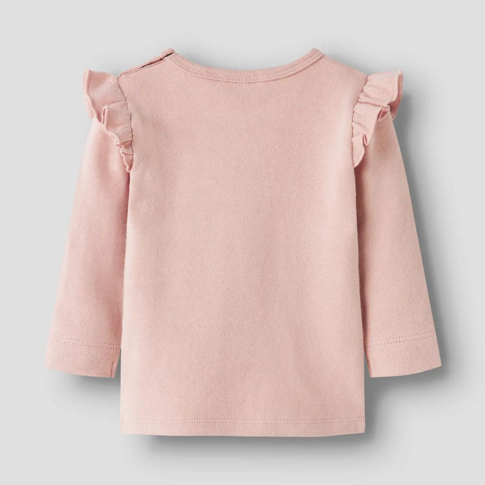 Een lekker zittend én leuk uitziend shirt is altijd fijn om in huis te hebben! Dat geldt zeker voor dit baby thora slim shirt in de kleur cameo rose van het vrolijke merk Lil' Atelier. VanZus