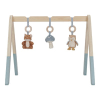 De Little Dutch babygym uit de forest friends-collectie is kleurrijk en prikkelt de nieuwsgierigheid van je baby met schattige bosvriendjes en diverse speelelementen. Ideaal als kraamcadeau! VanZus