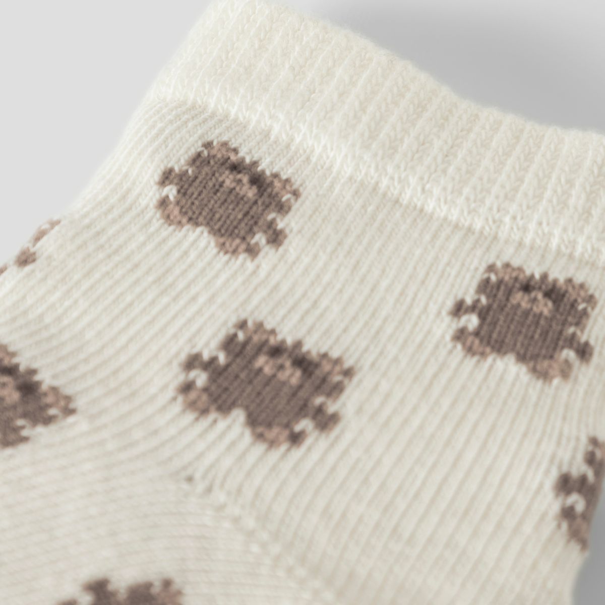 Het leven is te kort voor saaie sokken! Deze mooie rossa babysokken sokken in turtledove van het merk Lil' Atelier hebben een mooie kleur, een subtiele print en maken elke outfit helemaal af! VanZus