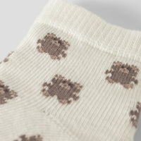 Het leven is te kort voor saaie sokken! Deze mooie rossa babysokken sokken in turtledove van het merk Lil' Atelier hebben een mooie kleur, een subtiele print en maken elke outfit helemaal af! VanZus