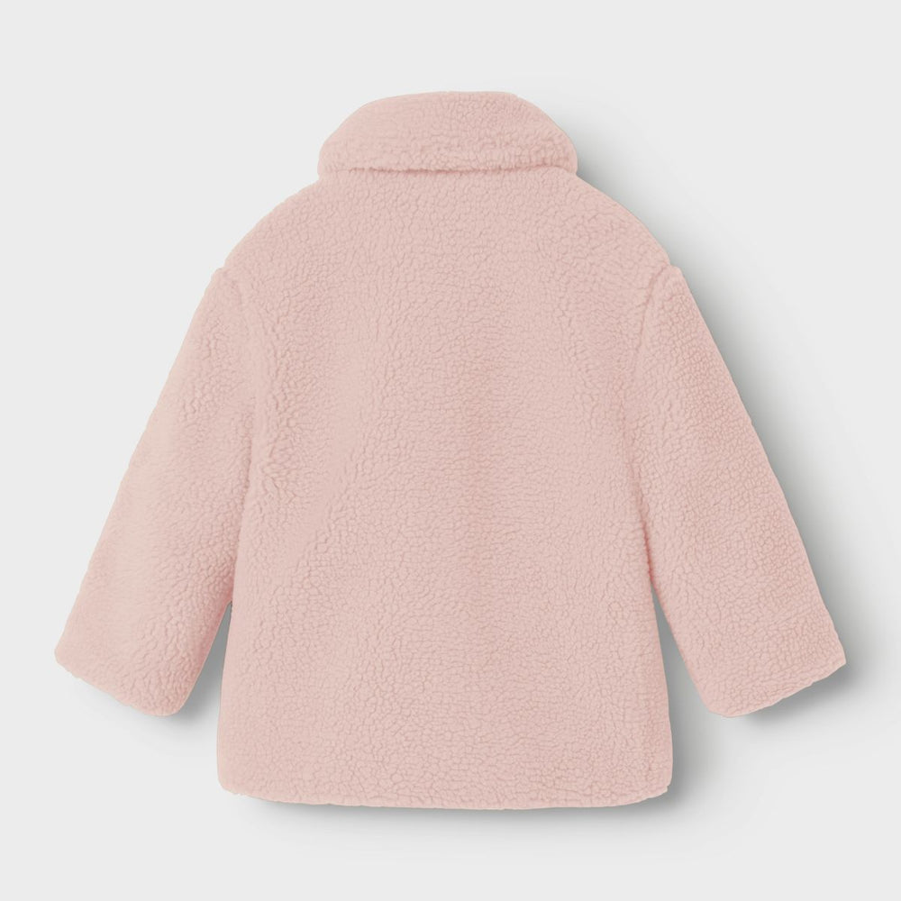 Hoe schattig is de nalo long sherpa jas in de kleur misty rose van het Nederlandse merk Lil' Atelier? De lange teddy jas is te dragen in alle seizoenen, als tussenjas, winterjas of zomerjasje. VanZus