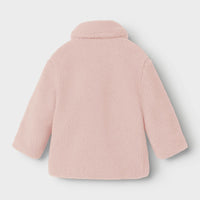 Hoe schattig is de nalo long sherpa jas in de kleur misty rose van het Nederlandse merk Lil' Atelier? De lange teddy jas is te dragen in alle seizoenen, als tussenjas, winterjas of zomerjasje. VanZus