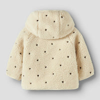 Hoe schattig is de nalo baby jas in de kleur turtledove hearts van het Nederlandse merk Lil' Atelier? Het jasje is te dragen in alle seizoenen, als tussenjas, vestje of zomerjasje. En door de print met hartjes is de jas echt een blikvanger. VanZus