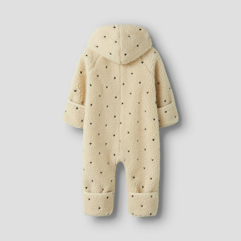 Laat je kleintje zich heerlijk comfortabel en warm voelen in deze schattige nalo onesie in de print turtledove hearts van Lil' Atelier. De superzachte onesie, gemaakt van gerecycled polyester is perfect voor de koude dagen. VanZus