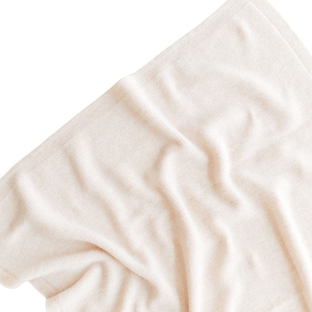 Deken felix van Hvid, in cream, biedt warmte en comfort voor je baby met zacht merino lamswol. Ribgebreid, zacht en warm. Een stijlvolle deken. In diverse kleuren. VanZus