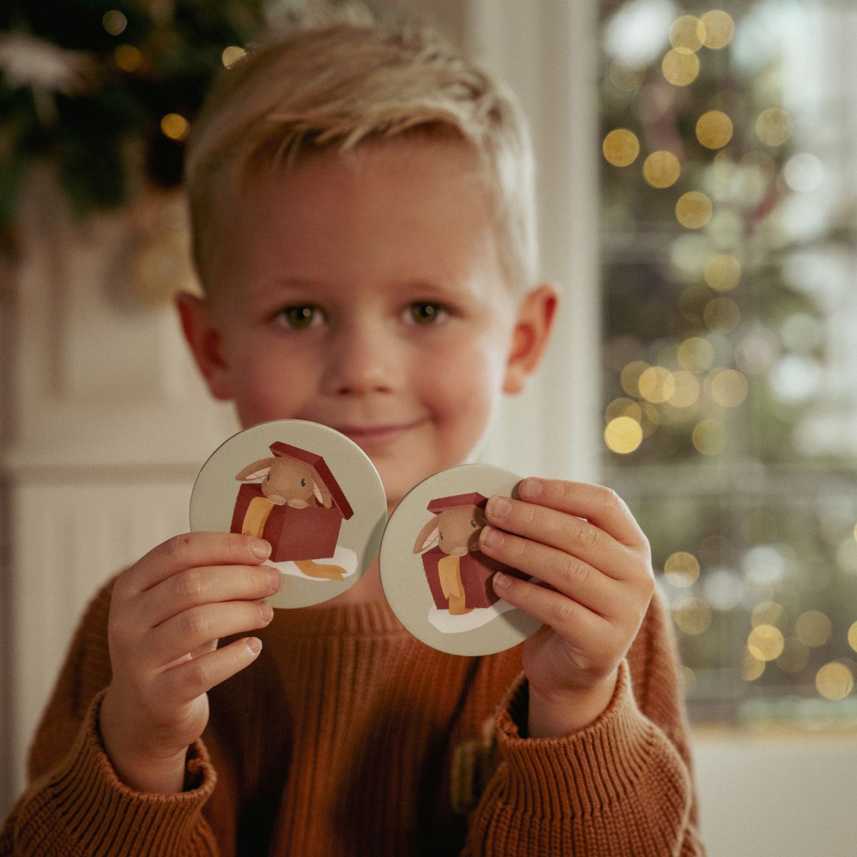 Het perfecte spelletje voor de kerstdagen is deze houten kerst memory van Little Dutch. De rondje schijfjes hebben verschillende winterse illustraties, match jij ze allemaal? VanZus