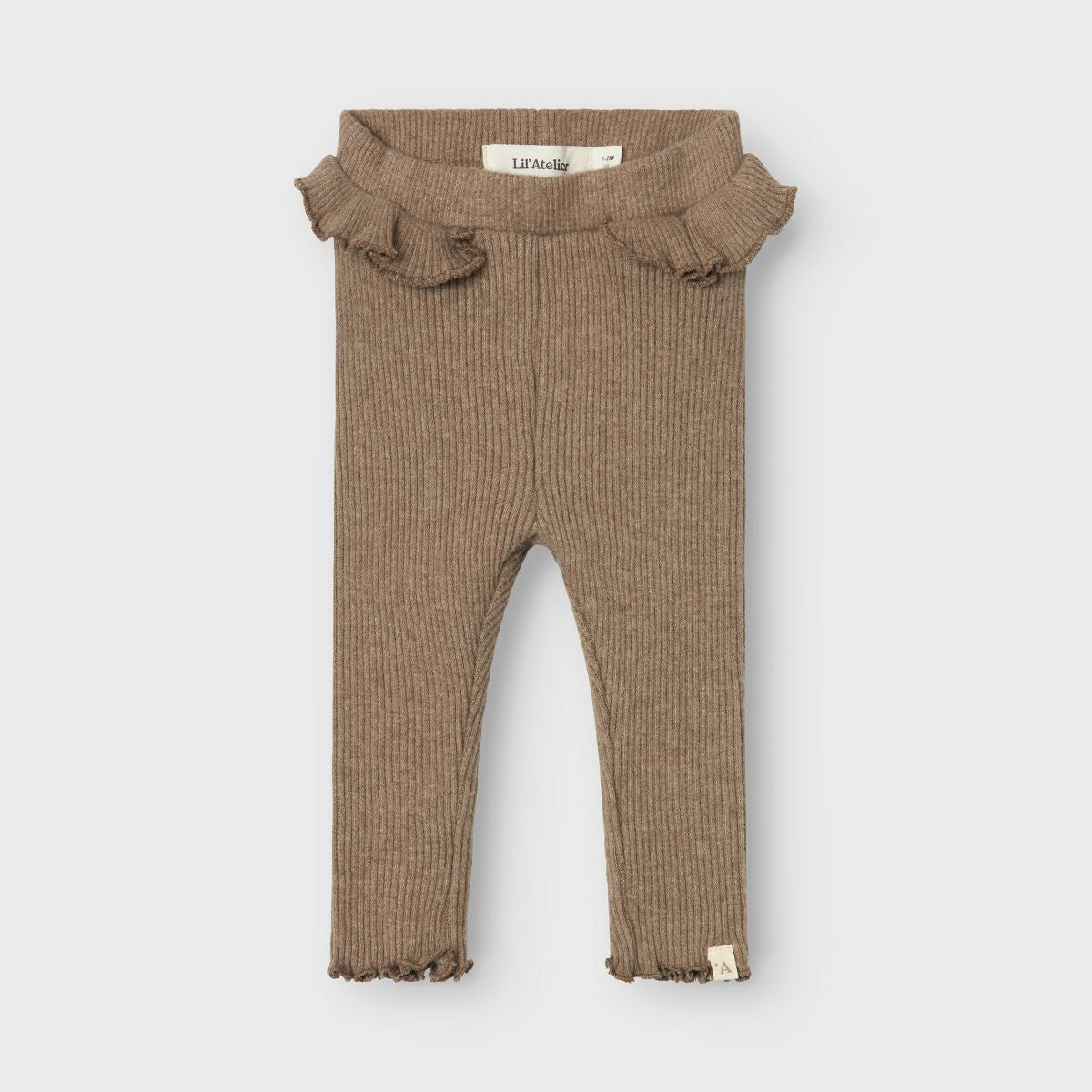 Hoe schattig is deze baby sophia sia slim legging in de kleur shitake van het lieve merk Lil' Atelier?! Deze schattige legging is perfect voor je kleine spruit en wil je het liefst elke dag aandoen bij je kleintje, zo leuk is hij! VanZus