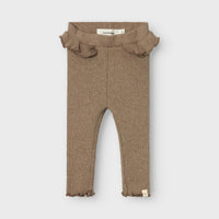 Hoe schattig is deze baby sophia sia slim legging in de kleur shitake van het lieve merk Lil' Atelier?! Deze schattige legging is perfect voor je kleine spruit en wil je het liefst elke dag aandoen bij je kleintje, zo leuk is hij! VanZus