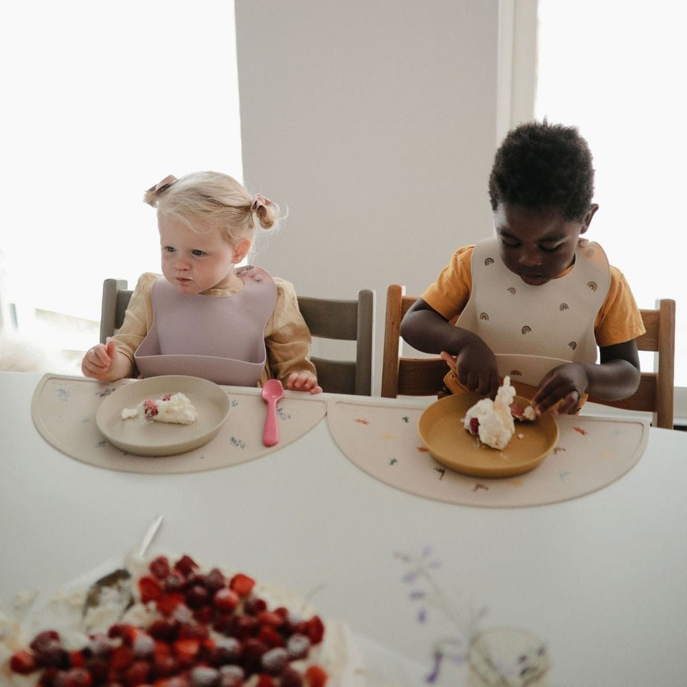 Stijlvol kinderservies: de 2-pack borden in de kleur vanilla. 2 ronde borden, geschikt voor de vaatwasser en  magnetron. Afmeting 19x19x2,5 cm. Ook in andere kleuren verkrijgbaar. Combineer met kommen en bekers. VanZus