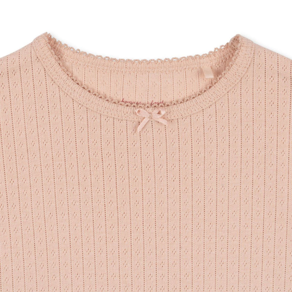 Ben je op zoek naar een mooi shirtje voor je kind? Dan is dit schattige Konges Slojd minnie t-shirt in de variant cameo rose een must have voor in de kledingkast van je lieveling. Dit shirt zit namelijk niet alleen super comfortabel, maar ziet er ook leuk uit! VanZus