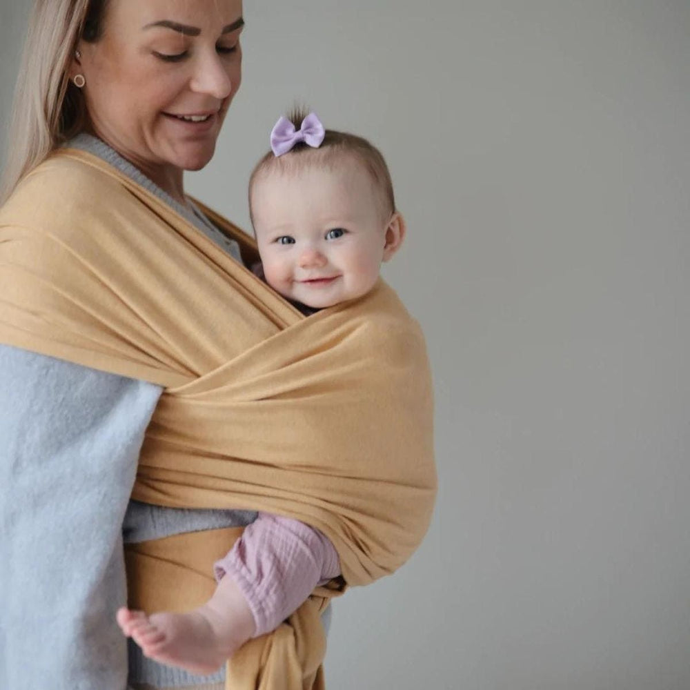 Er is niets prettiger dan je kindje te dragen met een draagdoek. Van het merk Mushie is de draagdoek mustard melange verkrijgbaar. Universele pasvorm, geschikt voor baby’s van 3,6-14,9 kg. In verschillende kleuren. VanZus