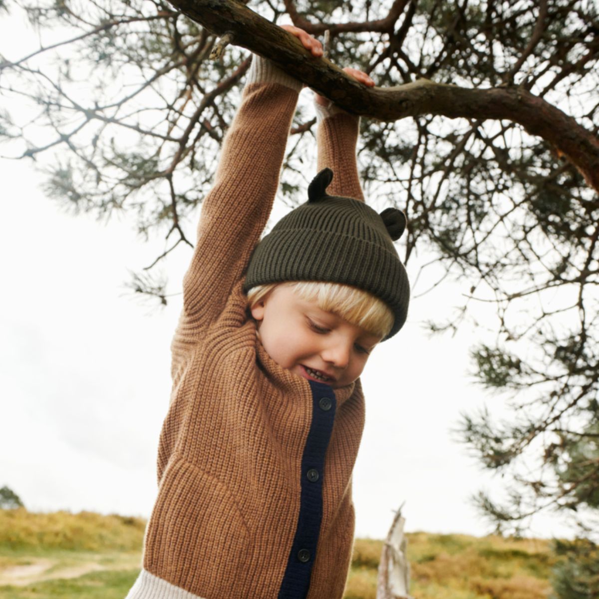 Maak kennis met te leuke gina beanie met oortjes in de kleur army brown van het toffe merk Liewood. Deze muts is de perfecte combinatie van stijl en functionaliteit voor de kleintjes! VanZus