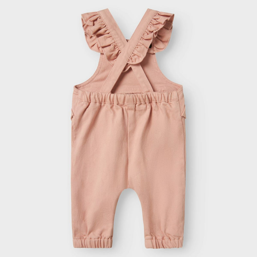 Stel de leukste looks samen met deze te schattige lamina baby overall in de kleur misty rose van het merk Lil' Atelier! Deze geweldige overall zit niet alleen heel lekker, maar zorgt ook voor een super stijlvolle look! VanZus