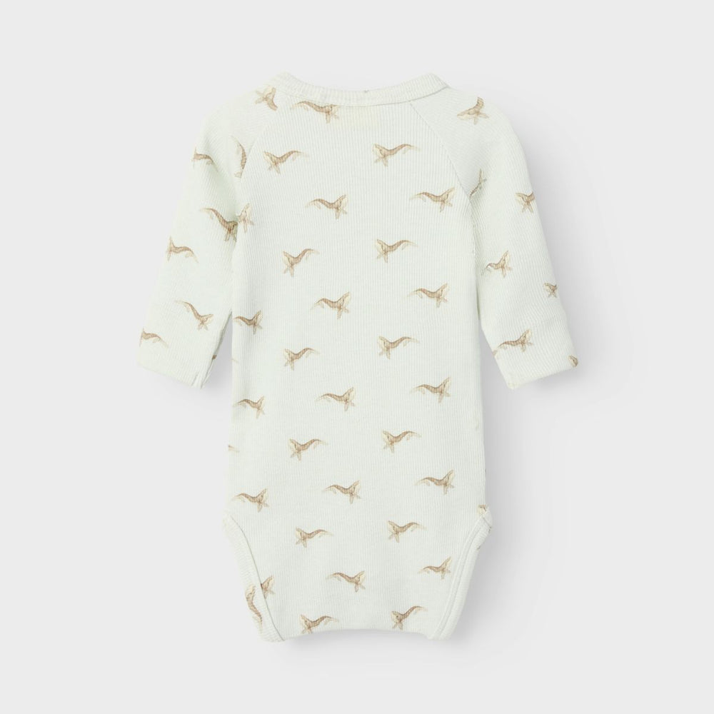 Het Lil' Atelier baby gavo slim rompertje in murmur whale is de ideale keuze voor stijlvolle en comfortabele outfits voor je kleintje. VanZus