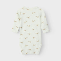 Het Lil' Atelier baby gavo slim rompertje in murmur whale is de ideale keuze voor stijlvolle en comfortabele outfits voor je kleintje. VanZus