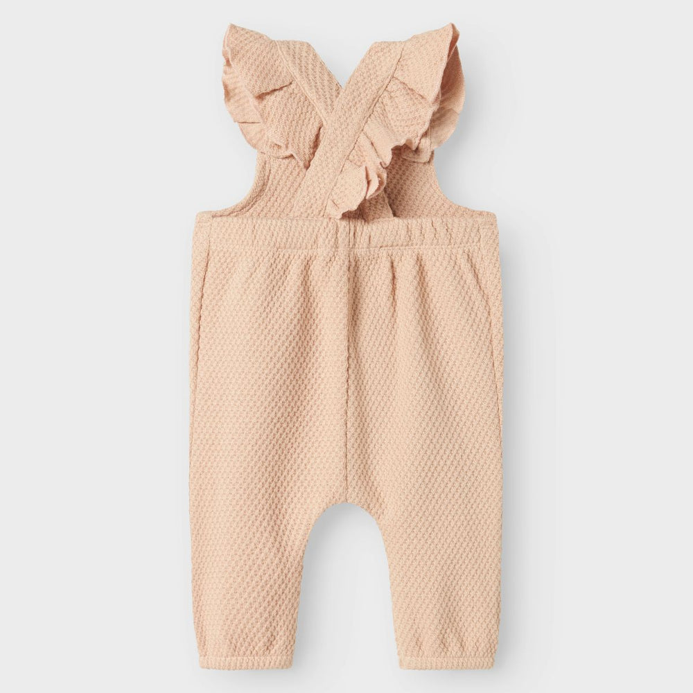Een warme, comfortabele en schattige look? Dat krijgt je kindje zeker met deze leuke baby noella sweat overall in de kleur cameo rose van het merk Lil' Atelier. De overall heeft een subtiele textuur dankzij de jacquard stof. VanZus
