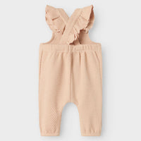 Een warme, comfortabele en schattige look? Dat krijgt je kindje zeker met deze leuke baby noella sweat overall in de kleur cameo rose van het merk Lil' Atelier. De overall heeft een subtiele textuur dankzij de jacquard stof. VanZus