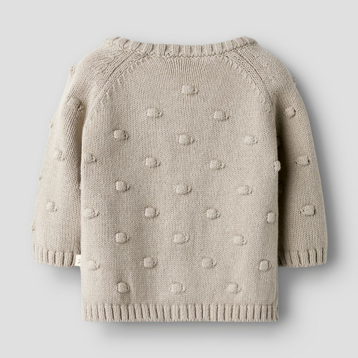 Het baby gable knit vestje in de kleur oxford tan van het merk Lil' Atelier is een must-have voor elke babygarderobe. Dit stijlvolle gebreide vestje, gemaakt van 80% biologisch katoen en 20% gerecycled katoen, biedt niet alleen comfort, maar ook een duurzame keuze.VanZus
