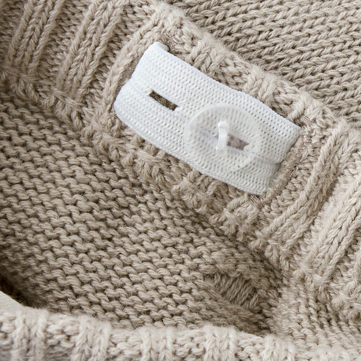 Je kindje zal zich heerlijk voelen in dit baby gable knit broek in de kleur oxford tan van het merk Lil' Atelier. De broek is gemaakt van een heerlijk zachte stof en heeft een lieve print van polkadots. VanZus